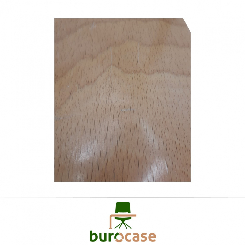 CHAISE APPUI SUR TABLE