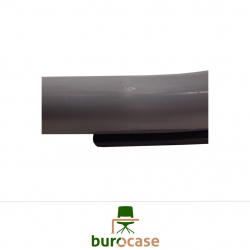 CHAISE APPUI SUR TABLE