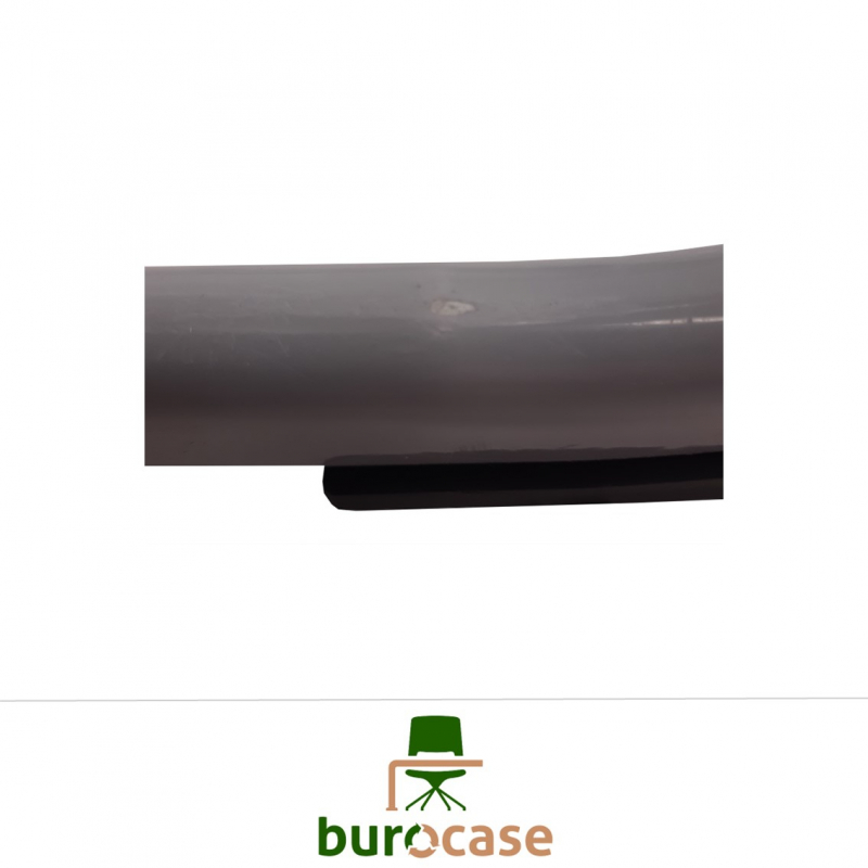 CHAISE APPUI SUR TABLE