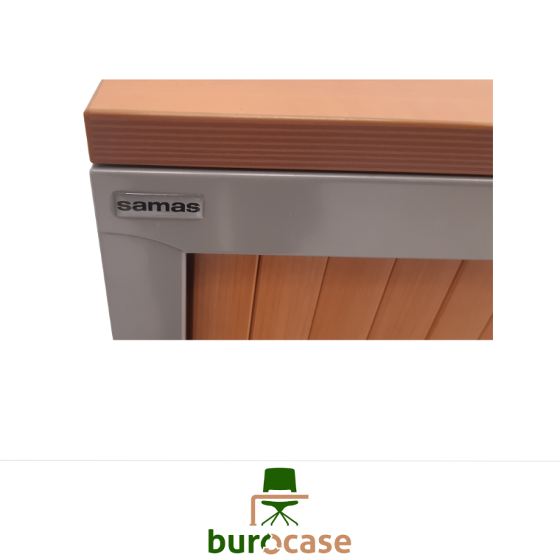 ARMOIRE BASSE À RIDEAUX