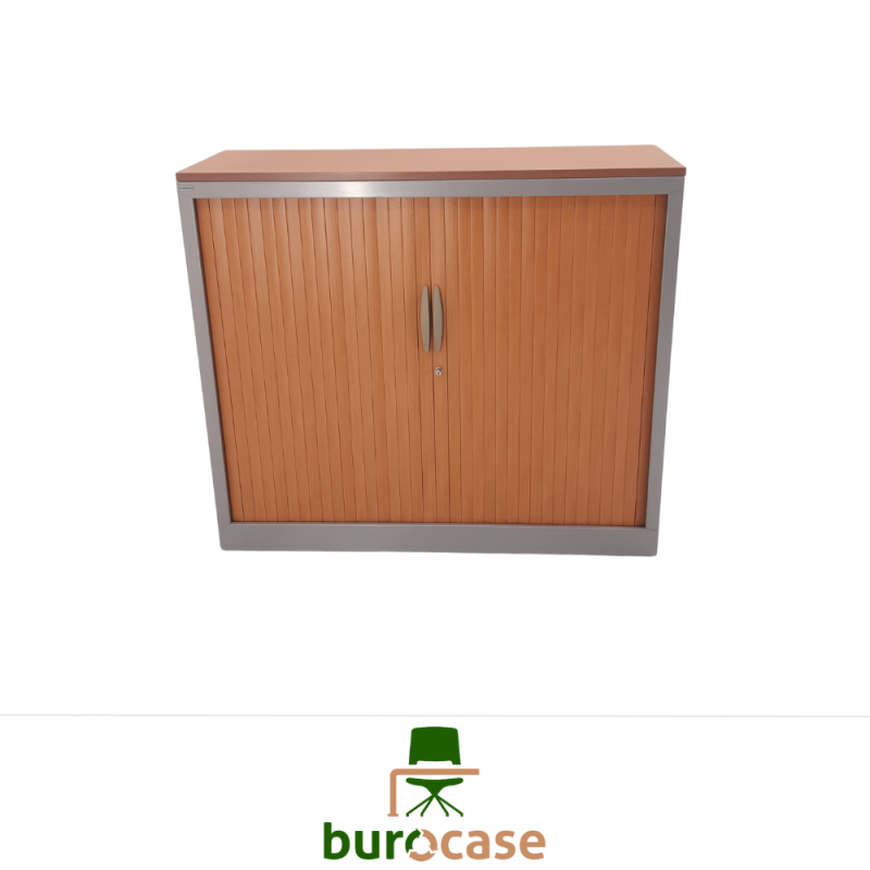 ARMOIRE BASSE À RIDEAUX