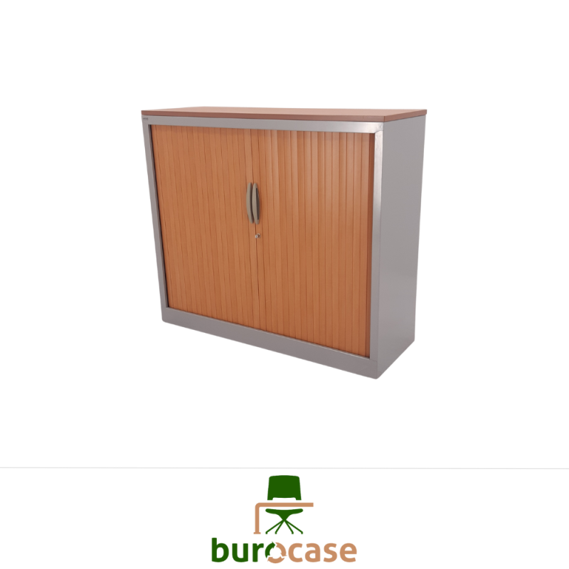 ARMOIRE BASSE À RIDEAUX