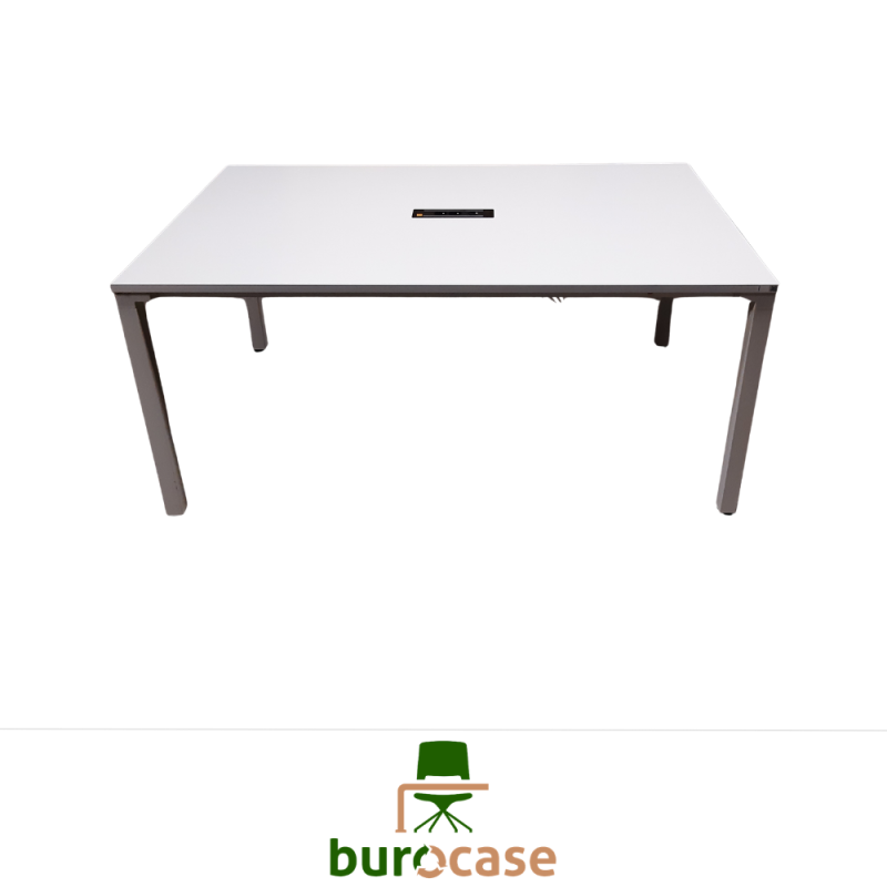 TABLE DE RÉUNION 4 À 6 P.