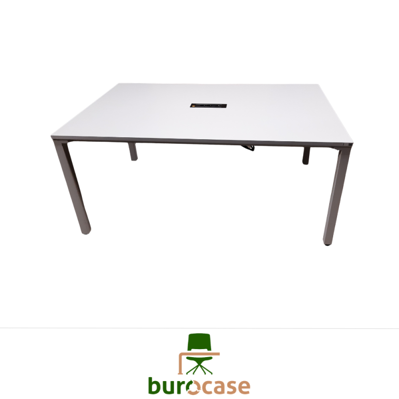 TABLE DE RÉUNION 4 À 6 P.