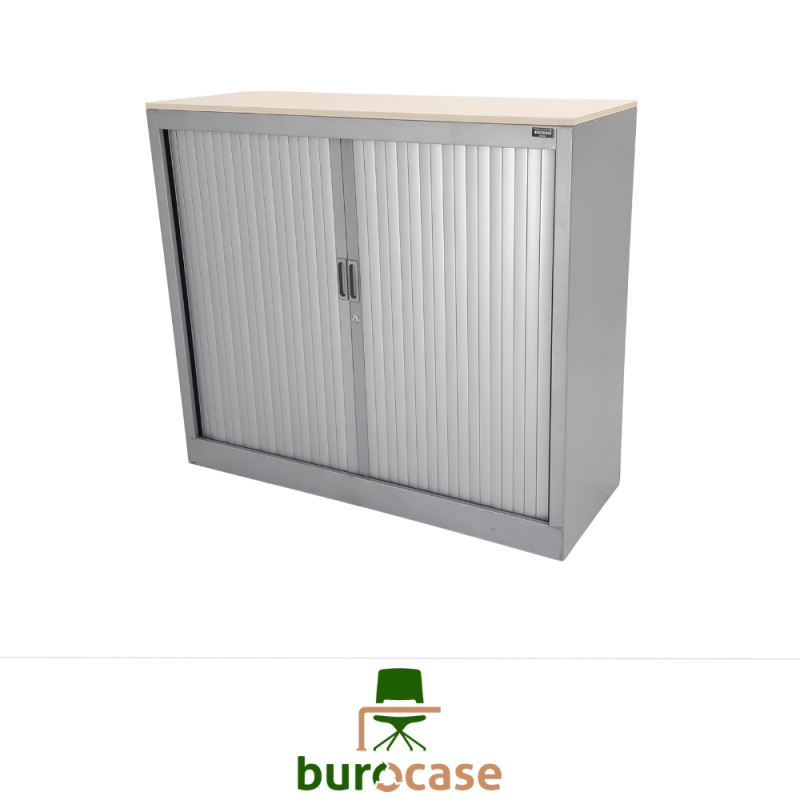 ARMOIRE BASSE À RIDEAUX