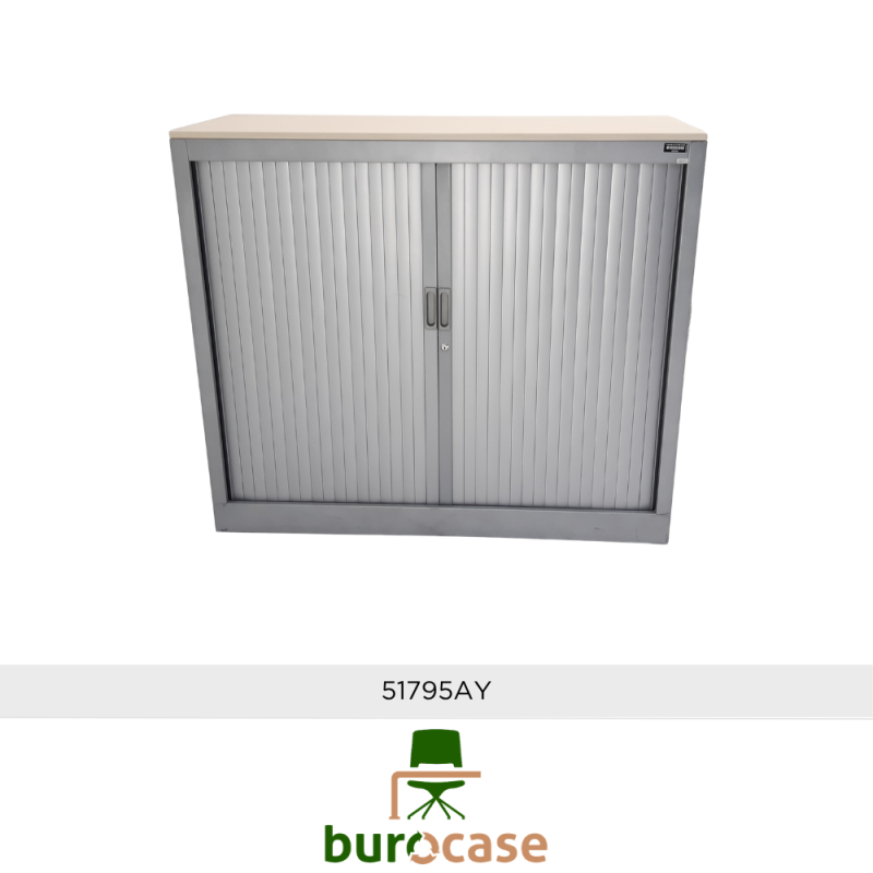 ARMOIRE BASSE À RIDEAUX