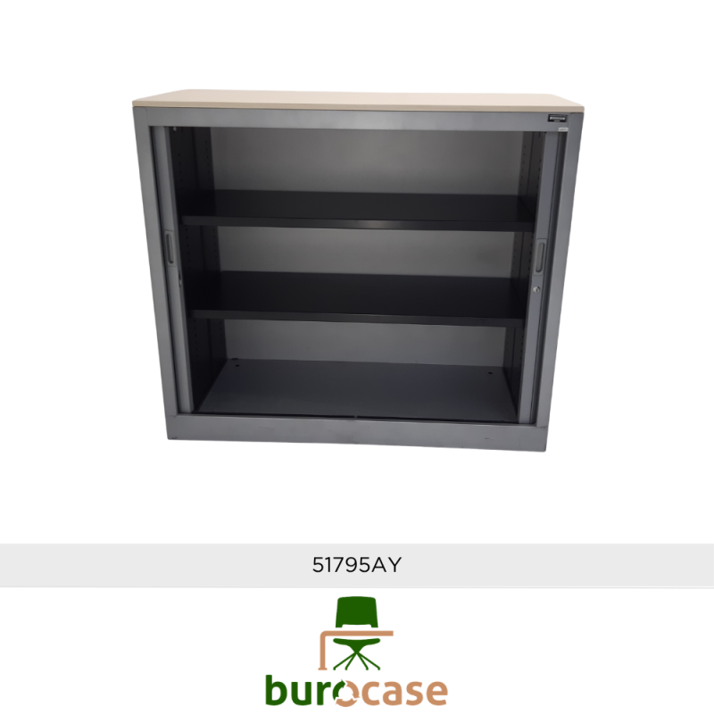 ARMOIRE BASSE À RIDEAUX