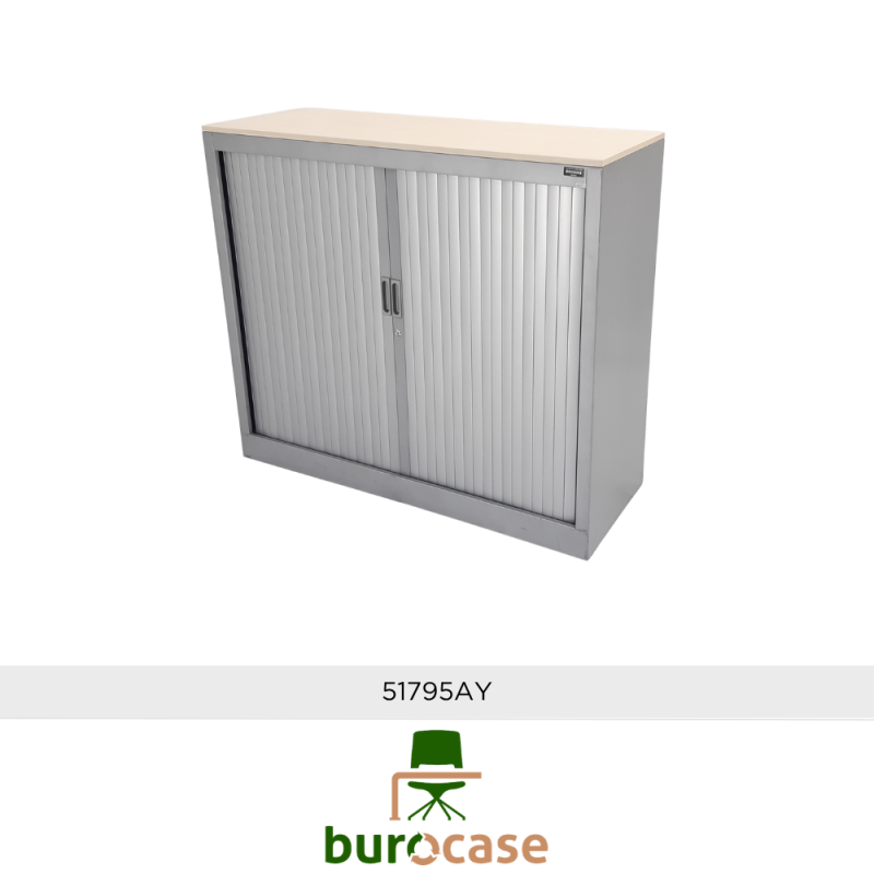 ARMOIRE BASSE À RIDEAUX