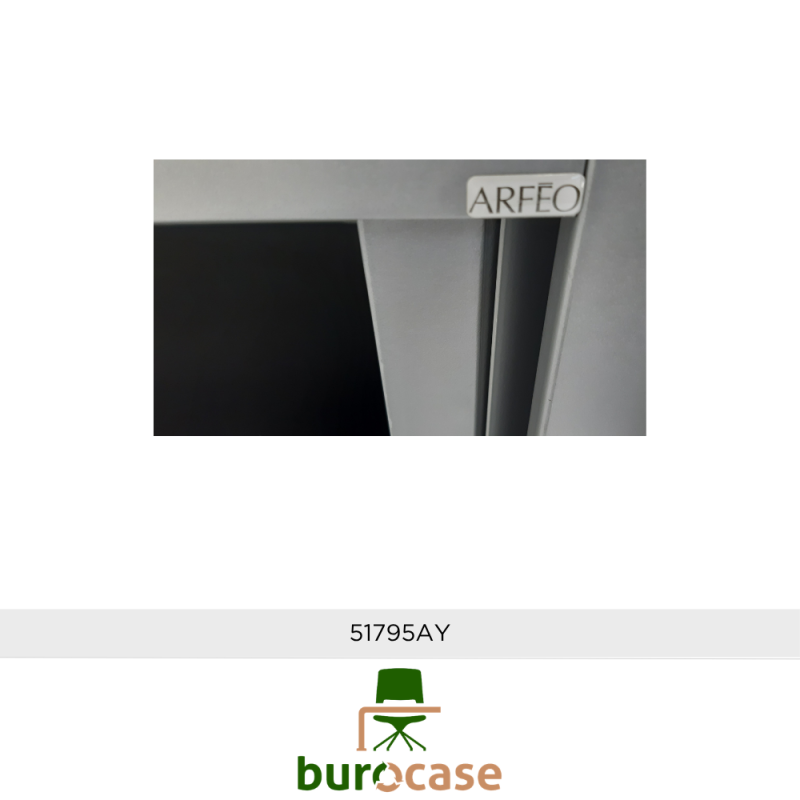 ARMOIRE BASSE À RIDEAUX