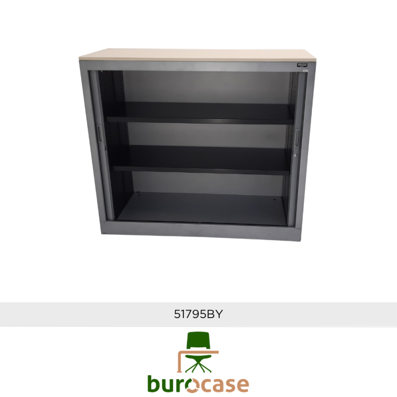 ARMOIRE BASSE À RIDEAUX