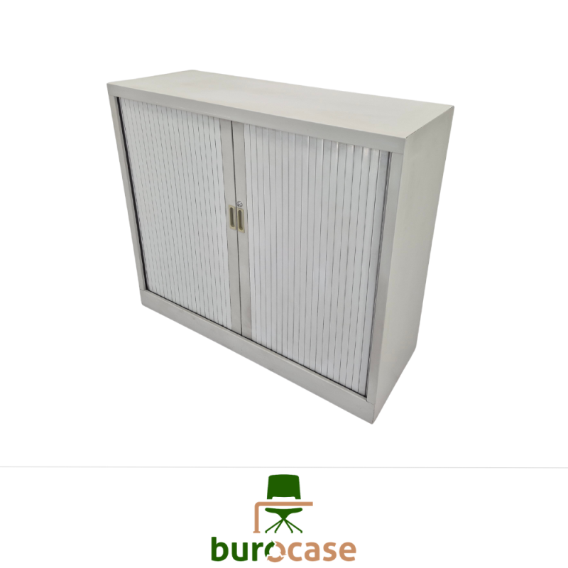ARMOIRE BASSE À RIDEAUX