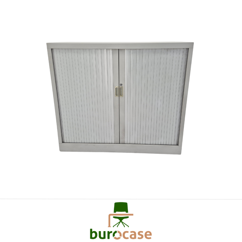 ARMOIRE BASSE À RIDEAUX