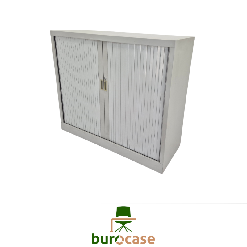 ARMOIRE BASSE À RIDEAUX