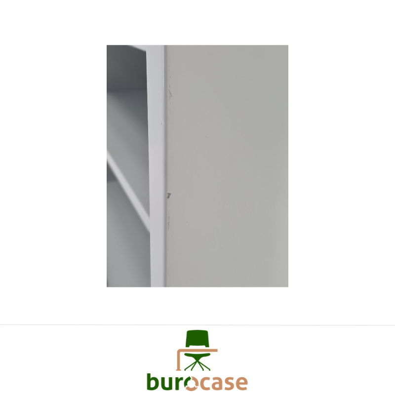 ARMOIRE BASSE À RIDEAUX