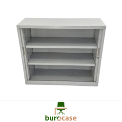 ARMOIRE BASSE À RIDEAUX