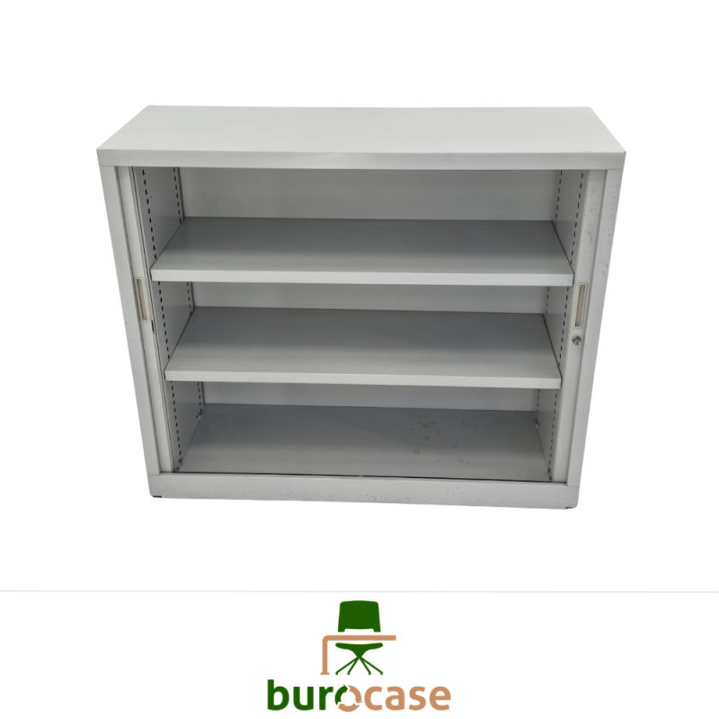 ARMOIRE BASSE À RIDEAUX