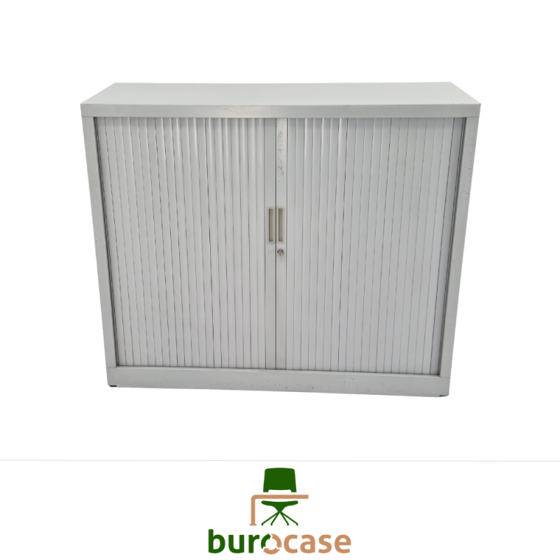 ARMOIRE BASSE À RIDEAUX
