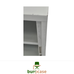 ARMOIRE BASSE À RIDEAUX