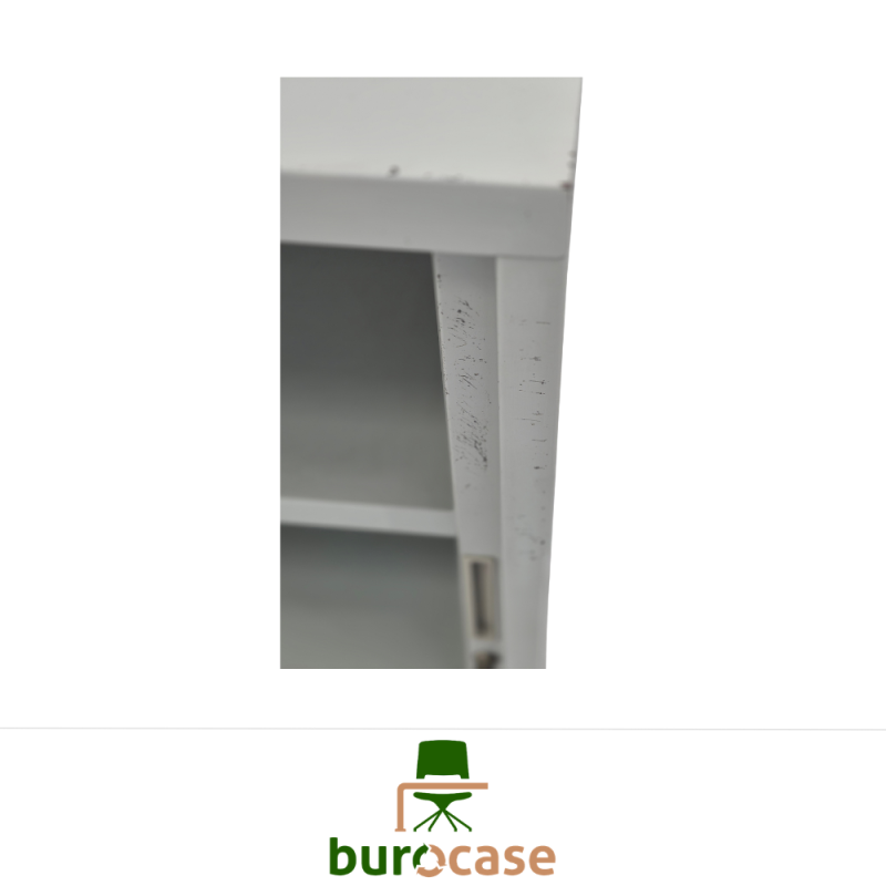 ARMOIRE BASSE À RIDEAUX