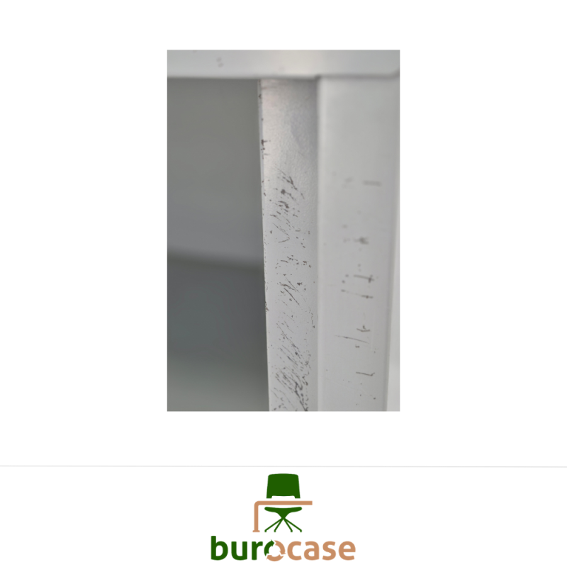 ARMOIRE BASSE À RIDEAUX