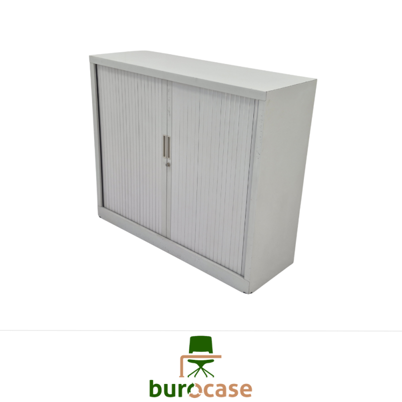 ARMOIRE BASSE À RIDEAUX
