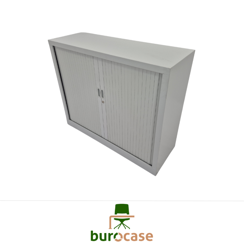 ARMOIRE BASSE À RIDEAUX