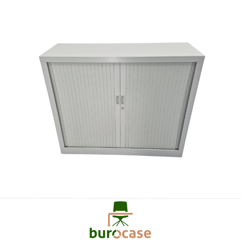 ARMOIRE BASSE À RIDEAUX