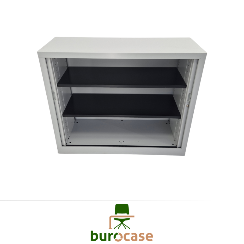 ARMOIRE BASSE À RIDEAUX