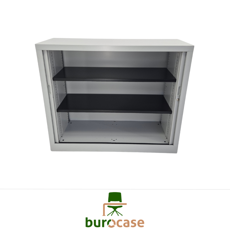 ARMOIRE BASSE À RIDEAUX