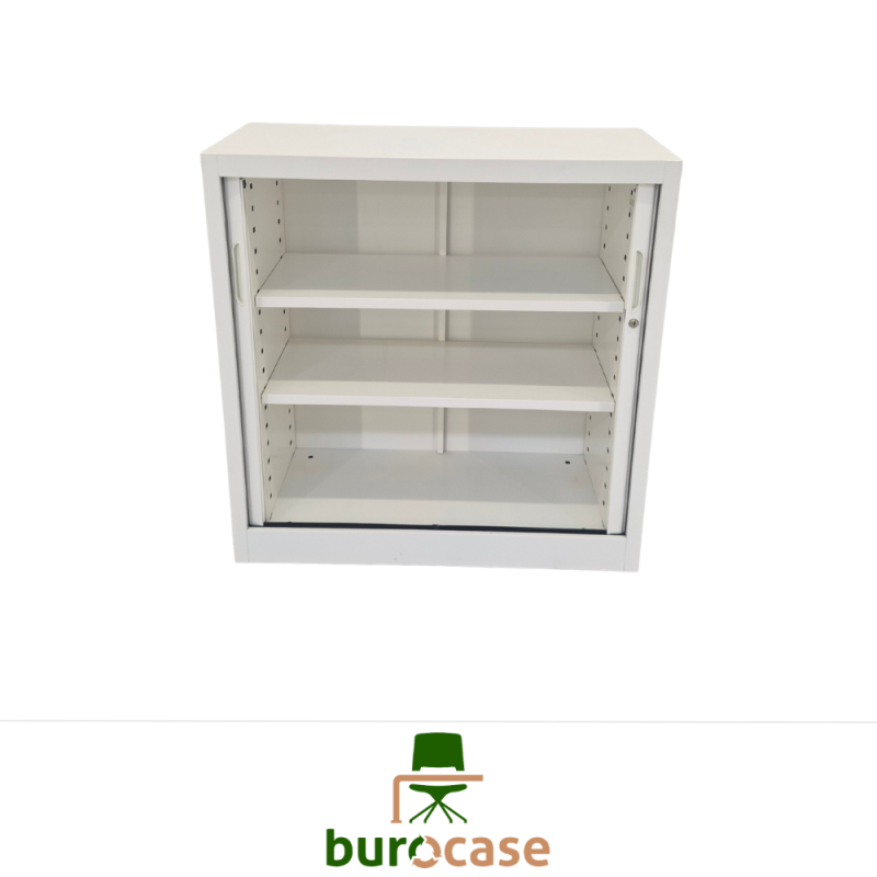 ARMOIRE BASSE À RIDEAUX
