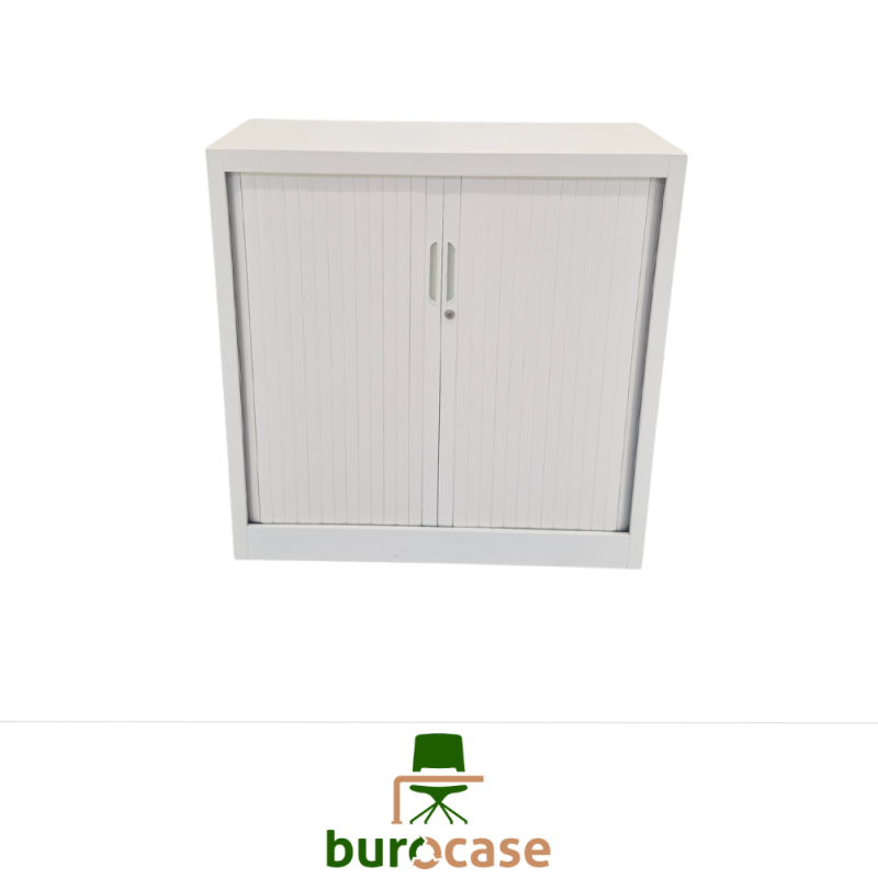 ARMOIRE BASSE À RIDEAUX