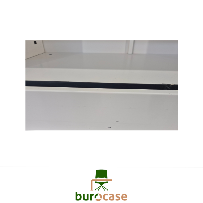 ARMOIRE BASSE À RIDEAUX