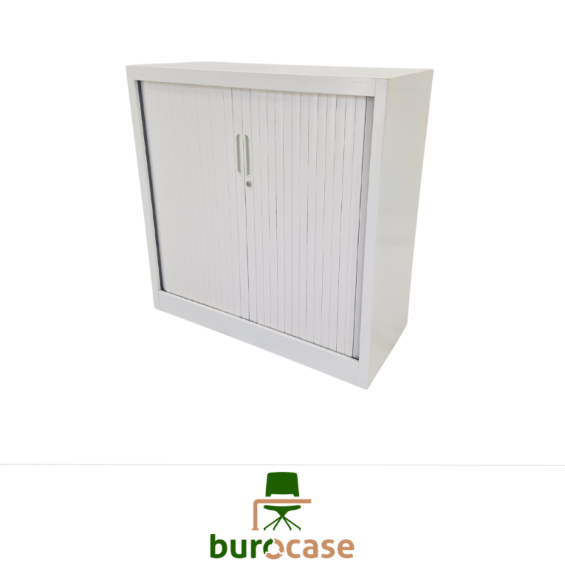 ARMOIRE BASSE À RIDEAUX