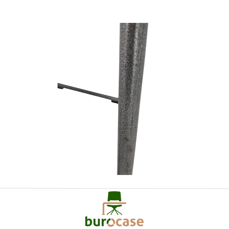 CHAISE APPUI SUR TABLE