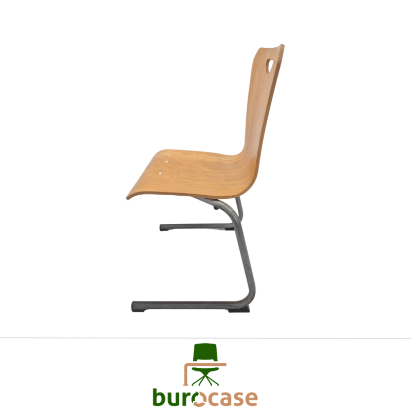 CHAISE APPUI SUR TABLE