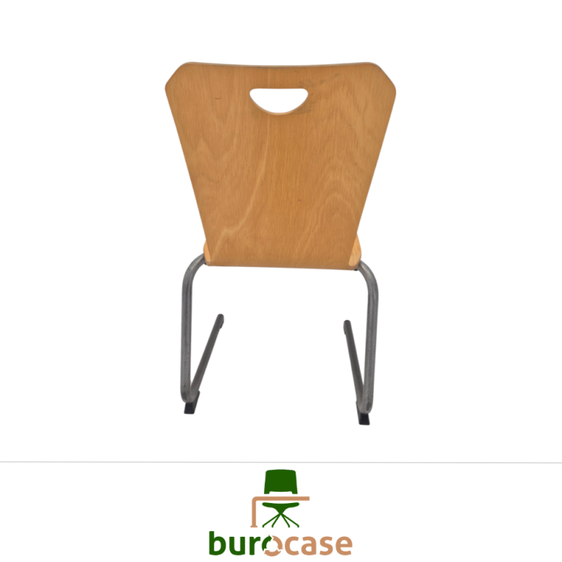 CHAISE APPUI SUR TABLE