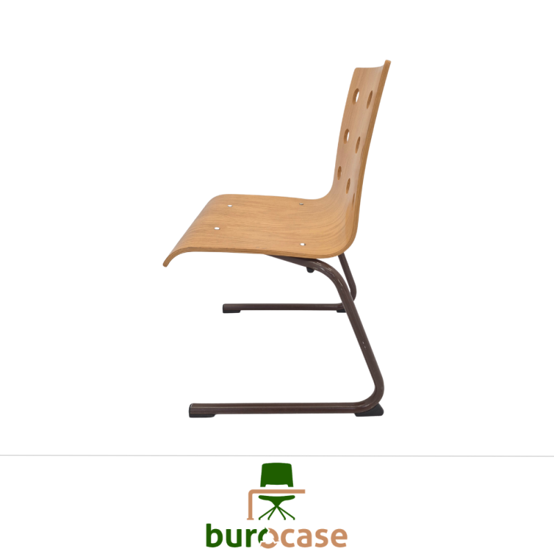 CHAISE APPUI SUR TABLE