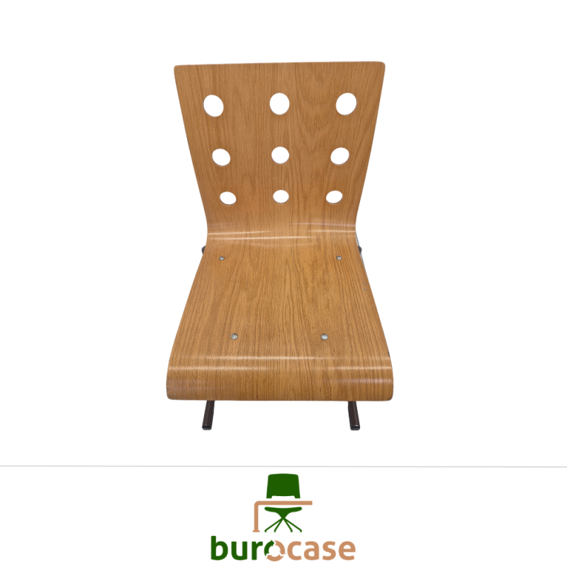 CHAISE APPUI SUR TABLE