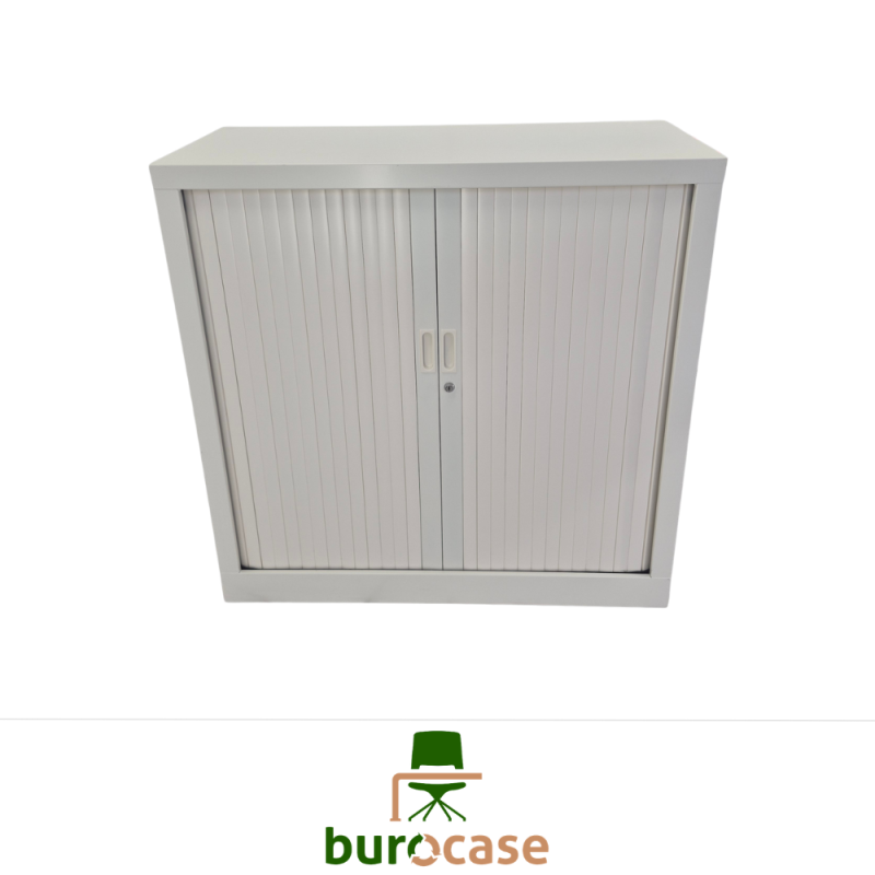 ARMOIRE BASSE À RIDEAUX
