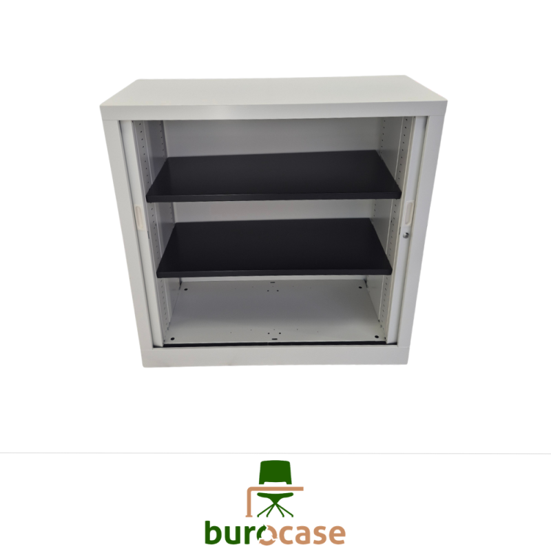 ARMOIRE BASSE À RIDEAUX