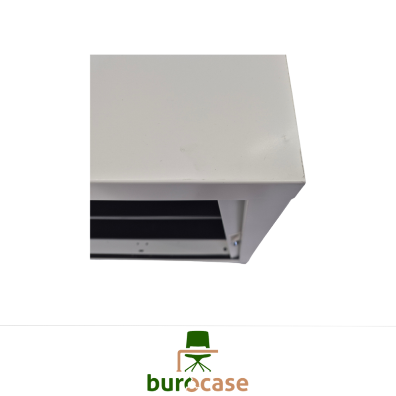 ARMOIRE BASSE À RIDEAUX