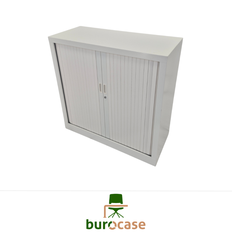 ARMOIRE BASSE À RIDEAUX
