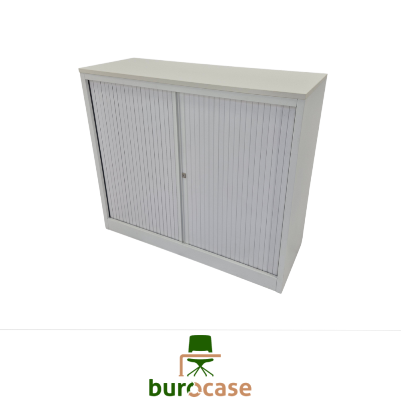 ARMOIRE BASSE À RIDEAUX