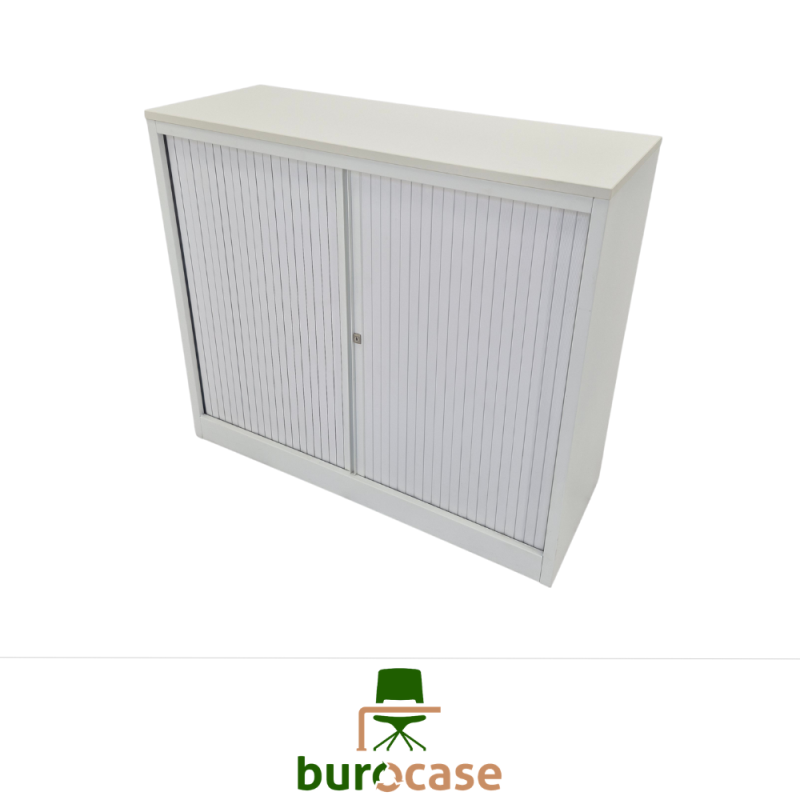 ARMOIRE BASSE À RIDEAUX