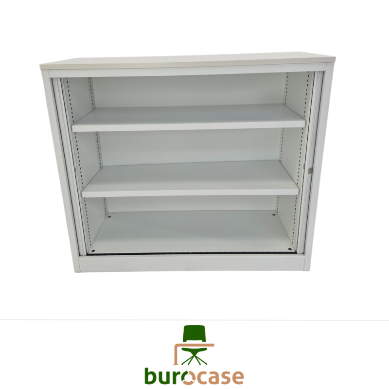 ARMOIRE BASSE À RIDEAUX