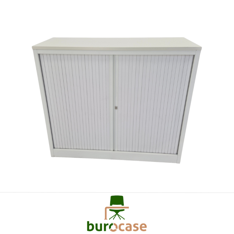 ARMOIRE BASSE À RIDEAUX