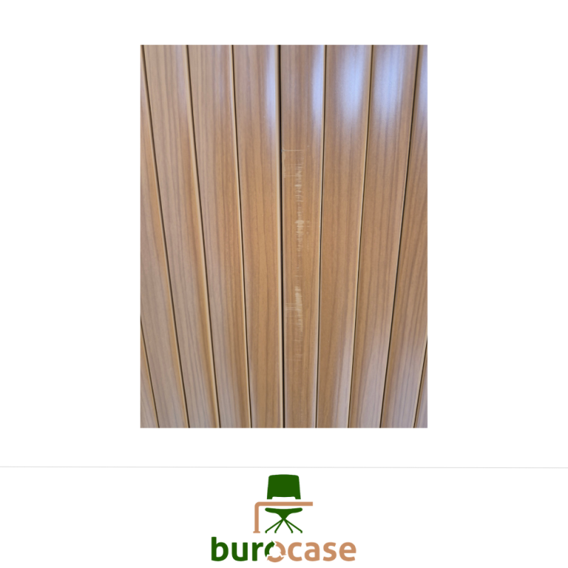 ARMOIRE HAUTE À RIDEAUX
