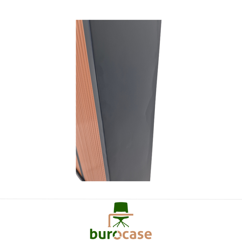 ARMOIRE HAUTE À RIDEAUX