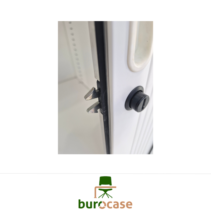 ARMOIRE HAUTE À RIDEAUX