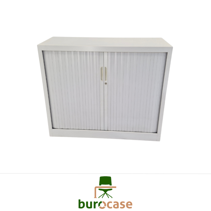 ARMOIRE BASSE À RIDEAUX
